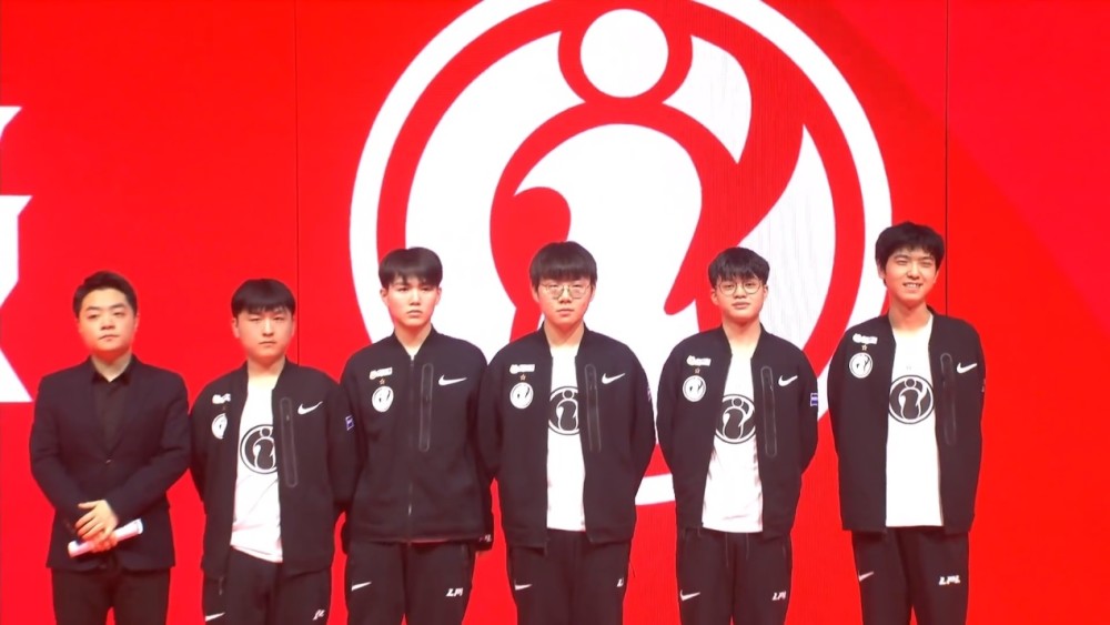 呈现明显的 呈现明显的